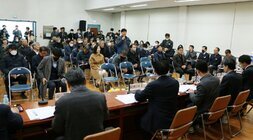 면민 질의 모습과 참석자들의 얼굴이 보이게 앞쪽에서 촬영