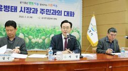 나주시장 면민의 질의에 응답하고 있는 모습과 참석자들도 보이는 모습