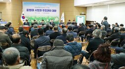 나주시장 질의에 답변하는 모습 양 옆으로 시청 국장과 도의원이 보이는 모습