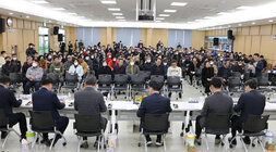 봉황면 주민과의 대화 대화장 단상 뒷쪽에서 참석자 전체가 보이는 모습 3333