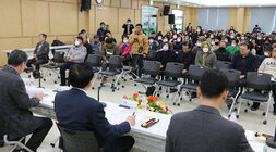 봉황면 주민과의 대화 우측면에서 촬영한 모습 면민이 질의 하고 있고 나주시장이 듣고 있는 모습 4444