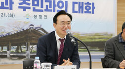 봉황면 주민과의 대화 면민의 질의 모습을 근접해서 촬영 나주시장은 듣고 있는 모습  6666