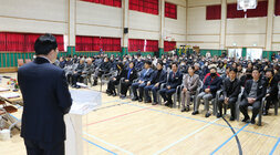 남평읍 주민과의 대화 대화장 앞 단상쪽에서 촬영한 나주시장의 뒷모습과 참석자들의 모습