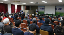 노안면 주민과의 대화 대화장 뒷쪽 우측면에서 나주시장의 인사말 모습을 촬영