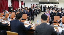 노안면 주민과의 대화 답변석의 뒷쪽에서 주민이 질의하고 있는 모습을 촬영, 참석자들의 정면 모습도 보임