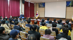 산포면 주민과의 대화 대화장 뒷쪽에서 참석자들이 보이고 나주시장 인사말 하고 있는 모습