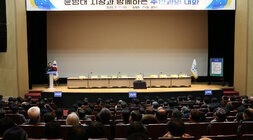 송월동, 금남동, 성북동 주민과의 대화 대화장 뒷쪽에서 나주시장의 인사말하는 모습