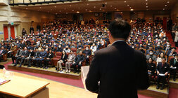 송월동, 금남동, 성북동 주민과의 대화 대화장 무대 뒷편에서 참석자들의 얼굴이 보이는 전체모습, 인사말하고 있는 나주시장의 뒷모습도 보임