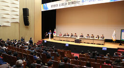 송월동, 금남동, 성북동 주민과의 대화 대화장 전체 모습, 참석자들과 답변석의 나주시장과 도, 시의원의 모습