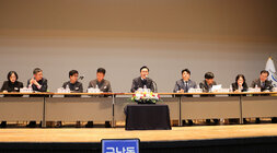 송월동, 금남동, 성북동 주민과의 대화 무대 뒷편에서 주민의 질의하는 모습이 보이고 참석자들의 얼굴이 보임, 나주시장의 뒷모습도 보임