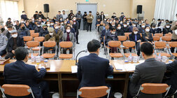 다시면 주민과의 대화 대화장 답변석 뒷쪽에서 참석 주민들이 보이는 대화장 전면 모습