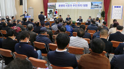 다시면 주민과의 대화 대화장 앞자리 주민이 질의를 하고 있는 모습과 듣고 있는 나주시장 모습, 참석자들의 모습도 보임