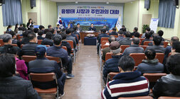 문평면 주민과의 대화 나주시장이 인사말을 하고 있는 모습, 우측면에서 촬영