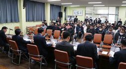 문평면 주민과의 대화  대화장 답변석 뒷쪽에서 참석자들의 얼굴이 보이는 전면 모습