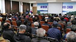 다도면 주민과의 대화 나주시장이 인사말을 하고 있는 모습