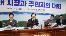 다도면 주민과의 대화 나주시장이 주민의 질의에 답변하고 있는 모습
