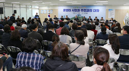 빛가람동 주민과의 대화 나주시장의 인사말 모습 근첩촬영