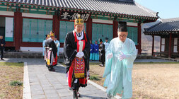 남평향교 춘기 석전대제 제례를 위해 나주시장이 대성전으로 걸어가고 있는 모습