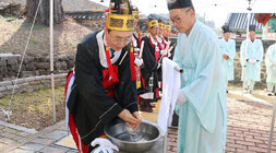 남평향교 춘기 석전대제 대성전 옆 초헌관인 나주시장과 제관들 모습