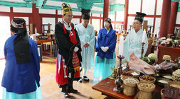 남평향교 춘기 석전대제 대성전 안에서 초헌관인 나주시장이 술을 올리고 있는 모습