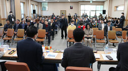 왕곡면 주민과의 대화 답변석 뒷편에서 나주시장의 뒷모습이 보이고 주민의 질의하는 모습