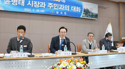 왕곡면 주민과의 대화 나주시장의 답변모습과 양 옆에 시 국장와 시의회 의장 모습