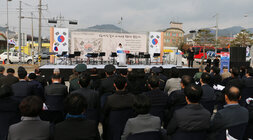 제104주년 삼일절 기념식  나주시장이 기념탑에 헌화를 하고 있는 모습