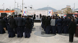 제104주년 삼일절 기념식 행사장 뒷쪽에서시립합창단원의 애국가 제창을 하는 전면 모습