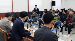 동강면 주민과의 대화 답변석 뒸쪽에서 나주시장의 뒷모습이 보이고 주민이 질의 하고 있는 모습 근접촬영