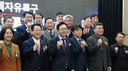 전남에너지신산업 규제자유특구 중압직류 통전식 나주시장 기념촬영 화이팅하는 모습 근접촬영