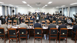 공산면 주민과의 대화 대화장 앞 답변석 뒷편에서 참석자들의 얼굴이 보이는 대화장 전면 모습