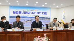 공산면 주민과의 대화 답변석에서 나주시장이 답변을 하고 있는 모습