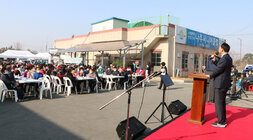 노인일자리사업 워크북 교육 무대 우측 뒷편에서 어르신 참여자 모습이 보이고 나주시장의 인사말 모습