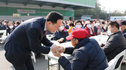 노인일자리사업 워크북 교육 나주시장이 참여 어르신과 악수하고 있는 모습