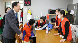 제258회 행복나주 이동봉사단 방문 나주시장이 마을회관 안에서 봉사를 하고 있는 단원들과 인사를 나누고 있는 모습