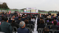 국립나주박물관 디지털문화관 착공식 참석자들과 나주시장의 축사모습이 보이는 행사장 전면