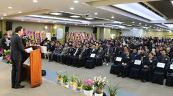 나주축협 조합장 이, 취임식 단상 우측면에서 참석자들이 보이고 나주시장의 축사 옆모습이 보이는 모습