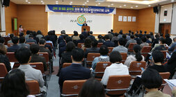 간부 및 6급공무원 반부패 청렴교육  교육 참석자들의 모습이 보이고 나주시장의 인사말 모습 교육장 전면