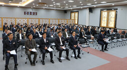 간부 및 6급공무원 반부패 청렴교육 앞쪽에서 교육 참석자들의 얼굴이 보이는 전면 모습