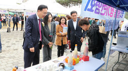 제1회 빛가람동민의 날 행사 나주시장 상가번영회 부스 순회 모습