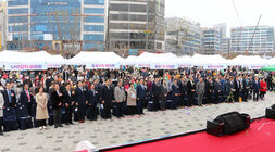제1회 빛가람동민의 날 행사 기념식의 참석자들 전체 모습을 무대 단상에서 촬영