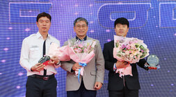 제1회 빛가람동민의 날 행사 표창패를 받은 주민과 시의회 의장의 기념촬영 모습