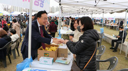 제1회 빛가람동민의 날 행사 중흥1차 아파트 부스를 방문한 나주시장의 모습