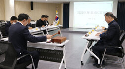 나주시 천연염색문화재단 제1회 임시 이사회 나주시장이 의사봉을 두드리며 이사회를 진행하는 모습