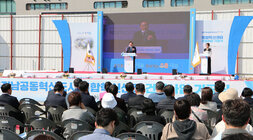 빛가람 복합혁신센터 기공식 우측면에서 나주시장의 기념사 모습 참석자들의 모습