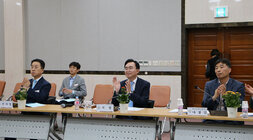 더불어민주당-나주시 시정현안 정책간담회 나주시장과 나주부시장이 참석자 소개에 박수를 치고 있는 모습