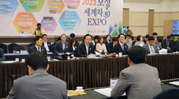 제5차 전남 시장, 군수 협의회 회의에 참석한 시장, 군수들의 뒷모습이 보이고 나주시장의 건의 모습 전면