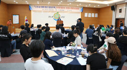 나주시 취업청년 임대주택 동, 호수 추첨 및 입주 설명회 나주시장의 축사모습과 참석 청년들이 자리에 앉아 있는 모습 전면