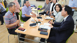 무더위 쉼터 현장 점검 나주시장과 마주앉은 남성 어르신이 건의사항을 말하고 있고 나주시장이 듣고 있는 모습