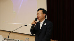 제13회 더 큰 나주아카데미 나주시장이 대강당에 마련된 단상에서 인사말을 하고 있는 모습 측면촬영